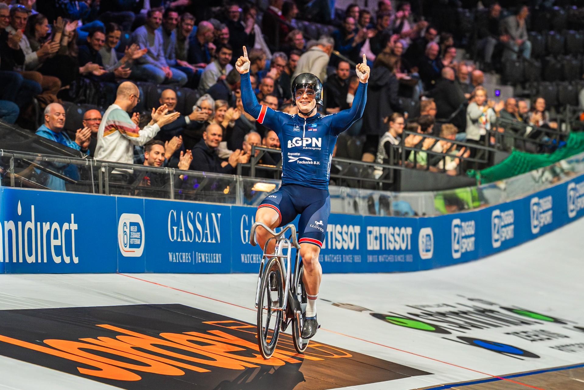 Richardson onttroont Lavreysen met sensationeel baanrecord